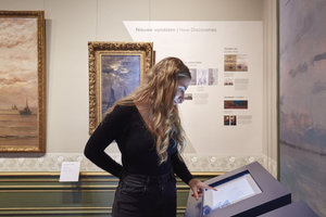 Vrouw kijkt naar een scherm in De Mesdag Collectie