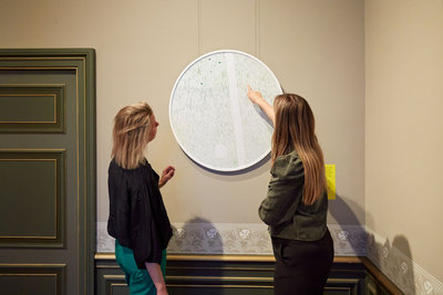 Bezoekers in de tentoonstelling 'Anne Geene. Buitengewoon'