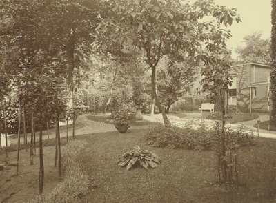 Achtertuin van het woonhuis van Hendrik Willem Mesdag en Sientje Mesdag-van Houten aan de Laan van Meerdervoort 9-11 in Den Haag, 1915