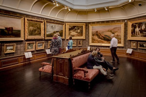 Bezoekers kijken naar schilderijen in De Mesdag Collectie