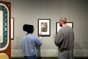 Bezoekers in de tentoonstelling Barbara van Houten