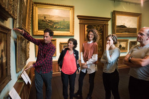 Bezoekers luisteren tijdens een rondleiding in De Mesdag Collectie