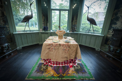 Gedekte tafels van de tentoonstelling Chansons Grises