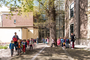 Kinderen staan in de rij voor De Mesdag Collectie