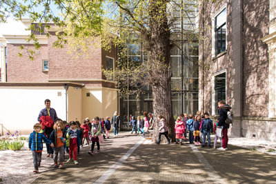 Kinderen staan in de rij voor De Mesdag Collectie