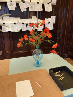 Tekenen op zaal tijdens de tentoonstelling Barbara van Houten