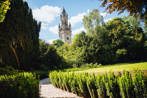 Museumtuin met uitzicht op het Vredespaleis